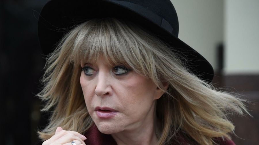 KP.RU: Вайкуле спела "Листья желтые" на латышском языке, а Пугачева чуть не упала