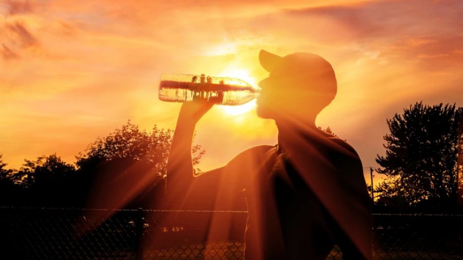 Врач Драпкина посоветовала пить больше чистой воды при отравлении