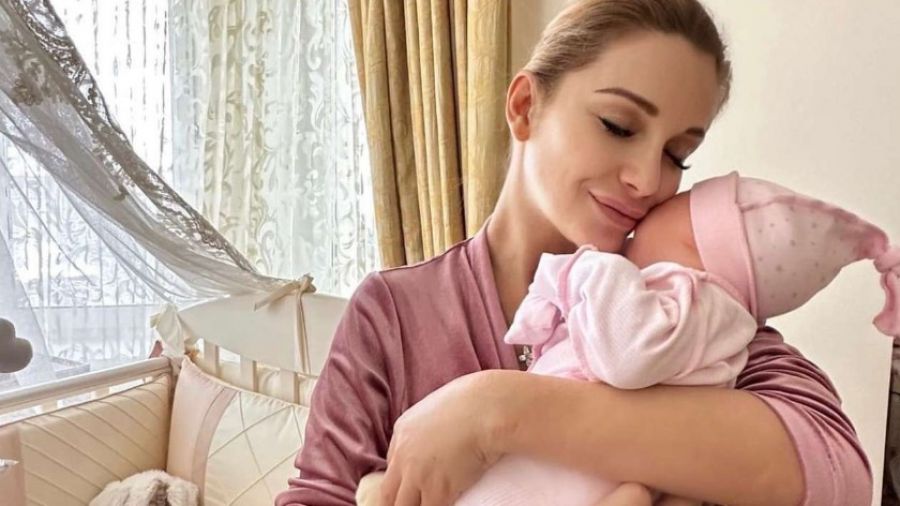 45-летняя телеведущая Ольга Орлова рассказала, с кем останется дочь Анна после ее смерти