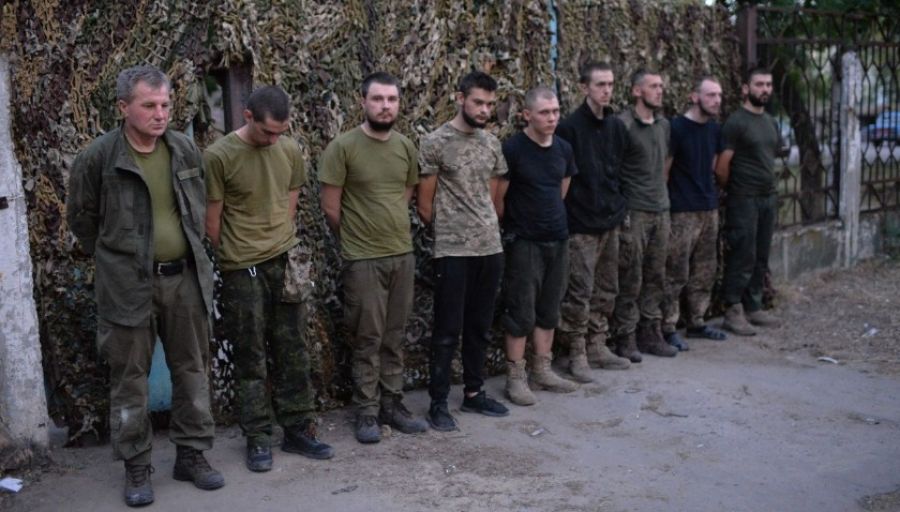 Сдавшиеся в плен боевики ВСУ плачут, звонят родным во время брифинга в ЛНР