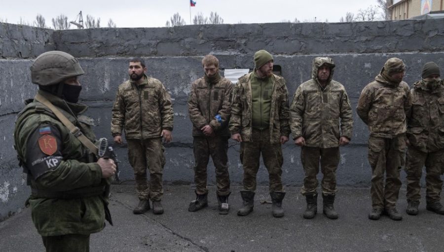 В Сети опубликовали видео с 800 пленными бойцами ВСУ из котла под Лисичанском