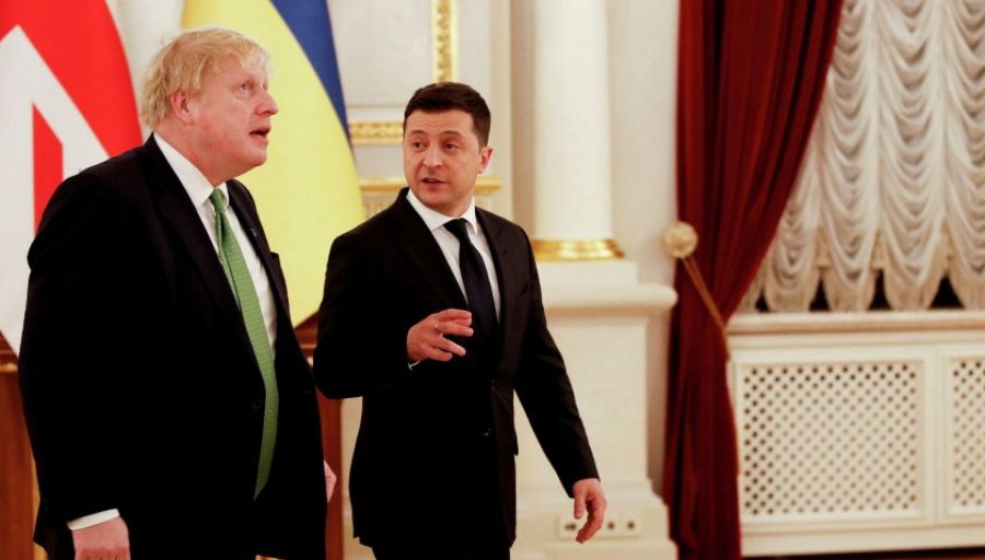 Борис Джонсон пообещал Владимиру Зеленскому поставить первую партию танков в августе 2022 г