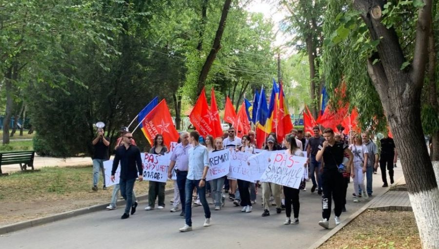 Тысячи жителей Кишинёва вышли на антиправительственную акцию в центре столицы