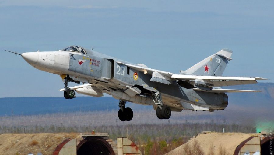 Нанесший удары фронтовой бомбардировщик Су-24 ВКС РФ замечен над Лисичанском на малой высоте