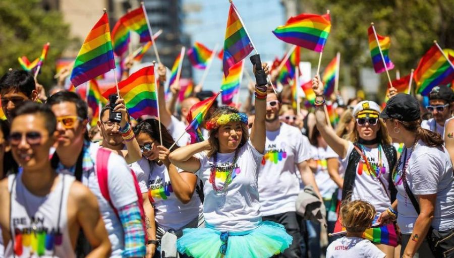 На гей-параде в Варшаве запретили использование флагов России