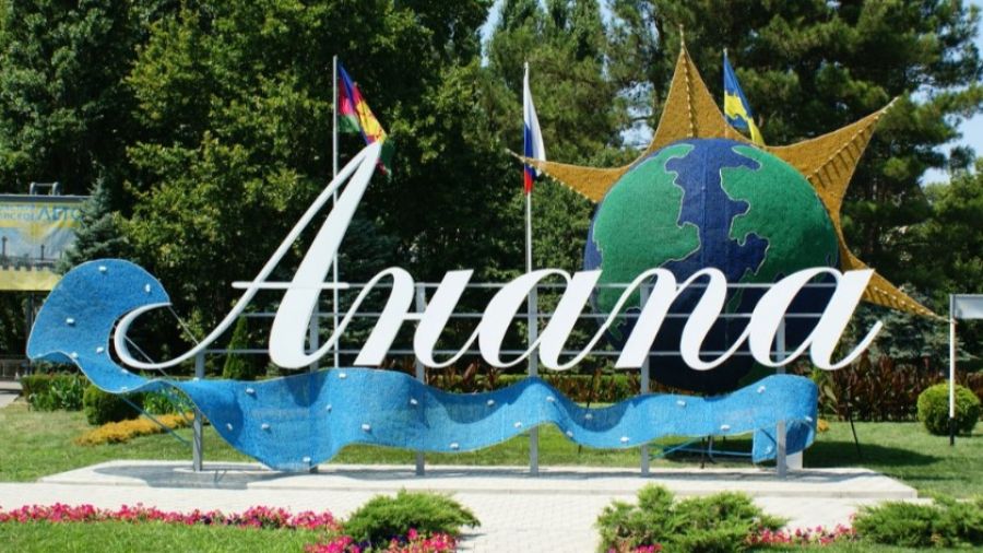 МК: коренные жители Анапы пожаловались на голых туристов, разгуливающих по городу