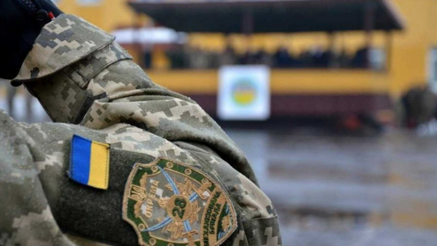 На Украине родственники погибшего бойца ВСУ передрались на его могиле из-за "гробовых"