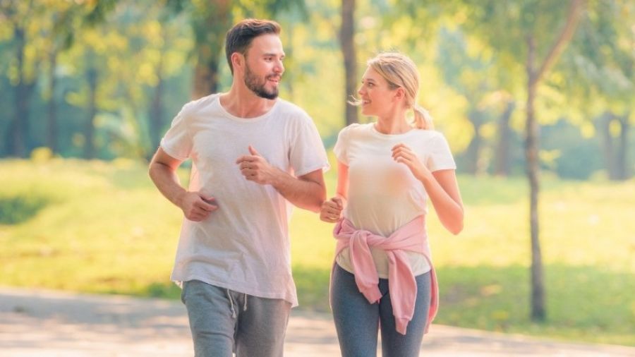 Блогерша в TikTok показала способ избежать пятен от пота на одежде с помощью прокладок