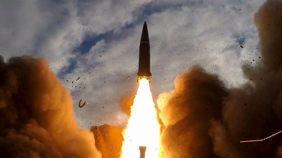 РВ: ВС России наносят мощный удар баллистическими ракетами по Киеву