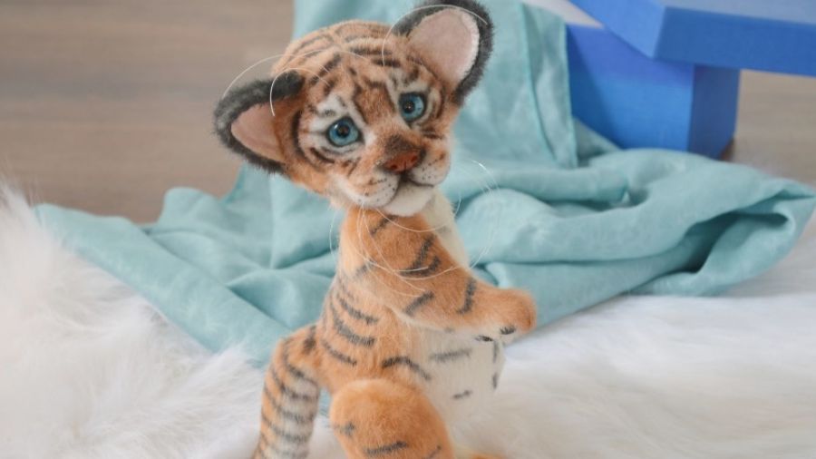 EADaily: Игрушечный тигренок с латинской буквой Z на животе оскорбил жительницу Латвии