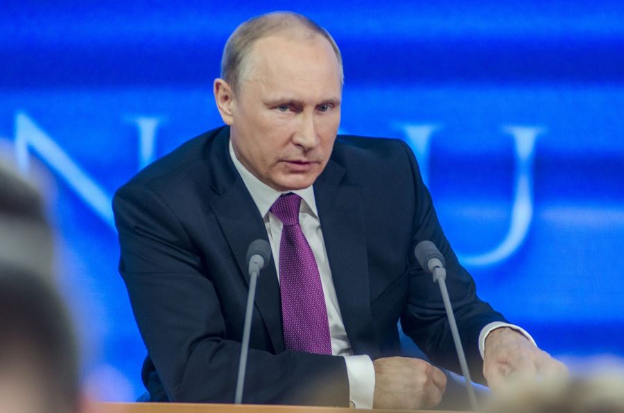 Путин запретил вывозить из РФ иностранной валюты, превышающей эквивалент в 10 000 долларов