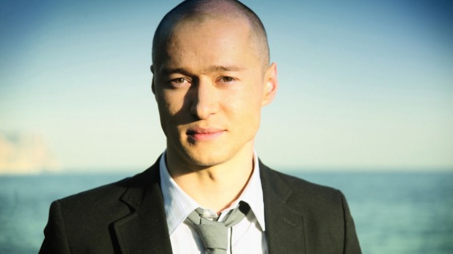Исполнитель хита "Вахтерам" Андрей Хлывнюк получил осколочное ранение в Киеве