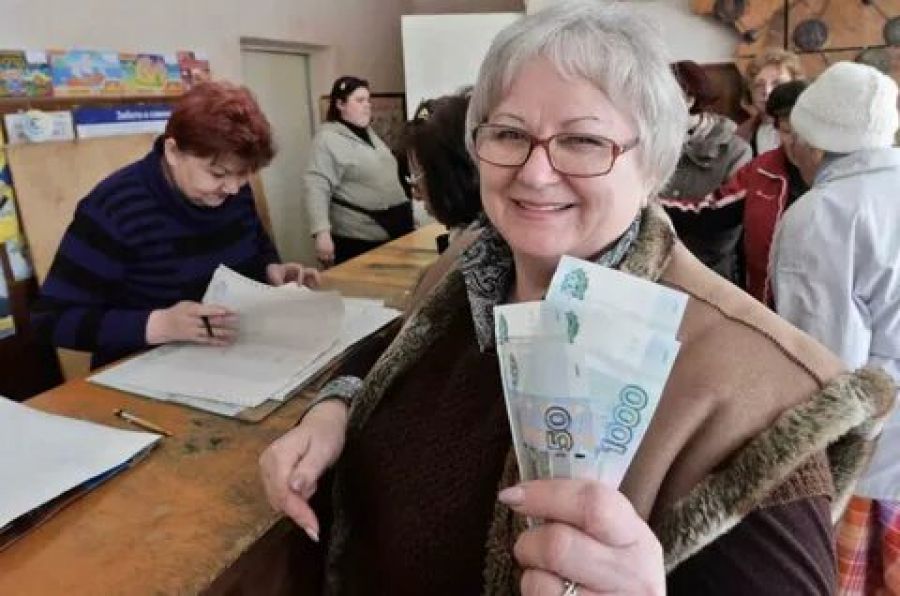 Пенсионерам в РФ назвали справку, которая увеличит их пенсию на 2200 рублей с апреля