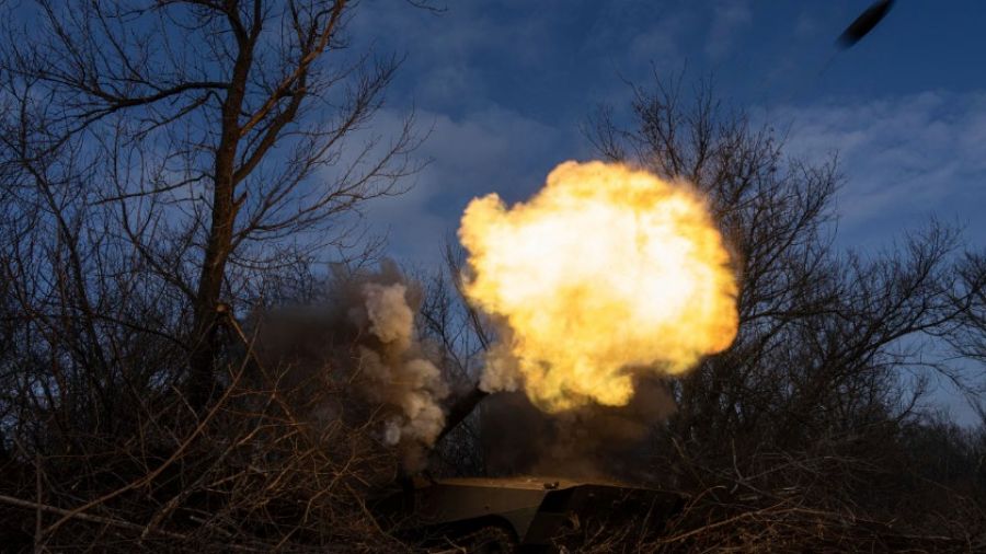 Танки ВС РФ во время штурма Марьинки продвигаются сквозь руины, уничтожая боевиков ВСУ