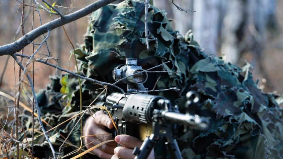 АС: Опубликованы кадры уничтожения бойца ВСУ российским снайпером в ночном лесу