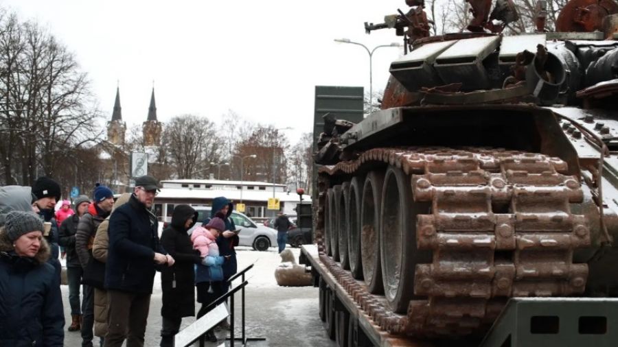 "МК": в Таллине и Риге выставили подбитые российские танки
