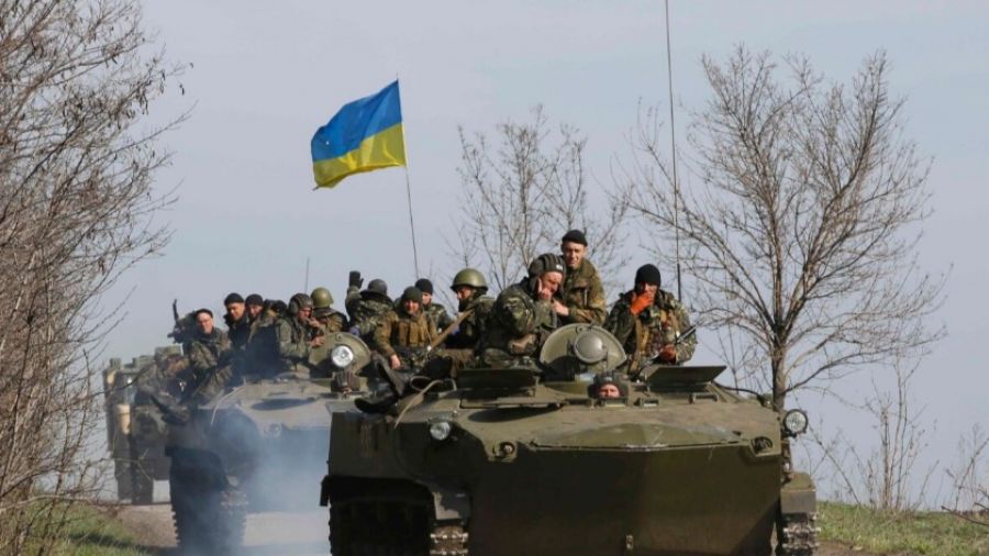 "Военное дело" показало видео с бойцом ВСУ, бегущим за бросившим его БТР в зоне СВО