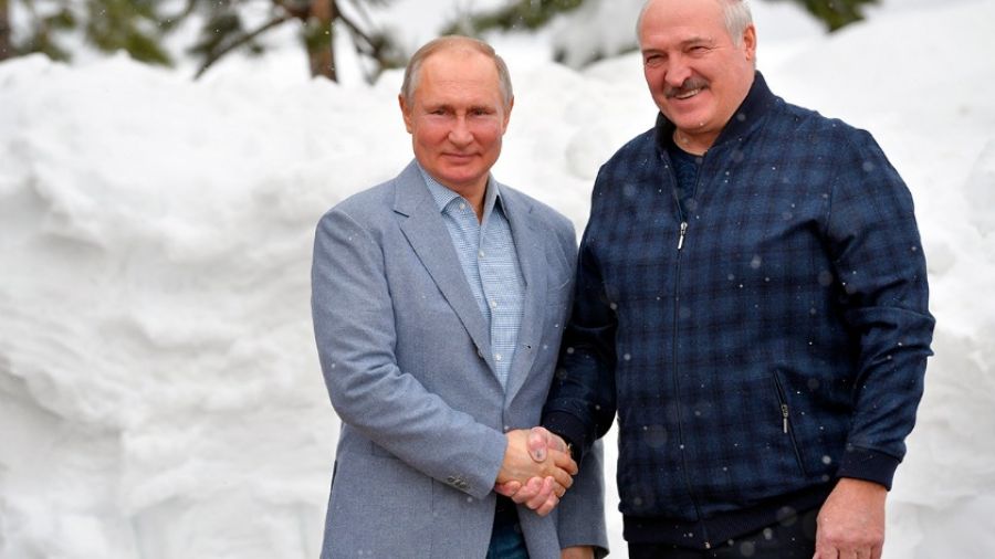 МК проинформировал, почему Путин прикрыл Лукашенко ядерным зонтиком от НАТО