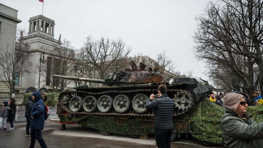 ВЗГЛЯД: Русский танк Т-72 вновь покорил Берлин и страны Прибалтики