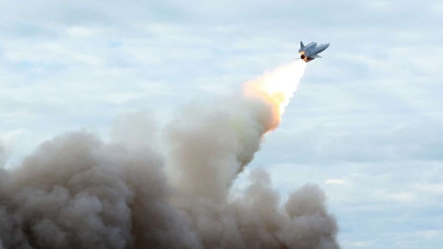 RV опубликовала видеокадры подлёта дрона ВС Украины к ДЛРО А-50 ВКС России в Белоруссии