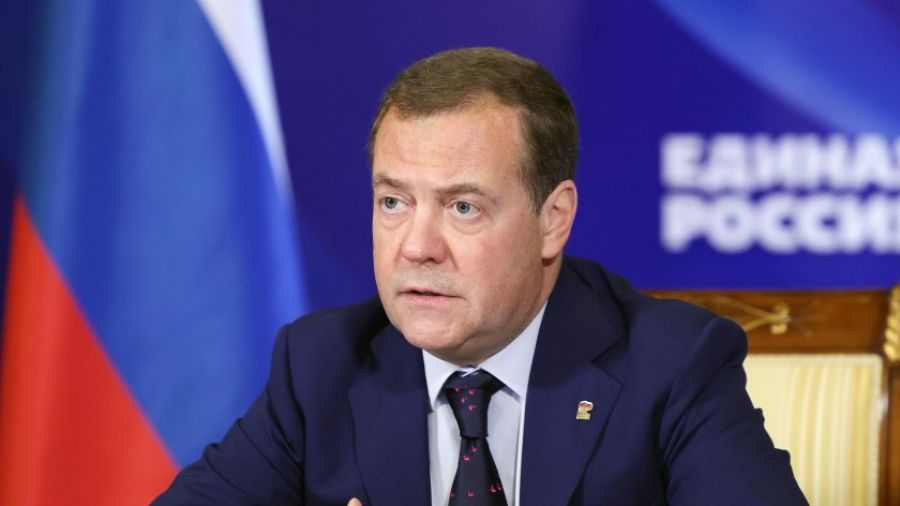 Медведев считает, что Путину неопасно ездить по миру после решения МУС в Гааге об "аресте"