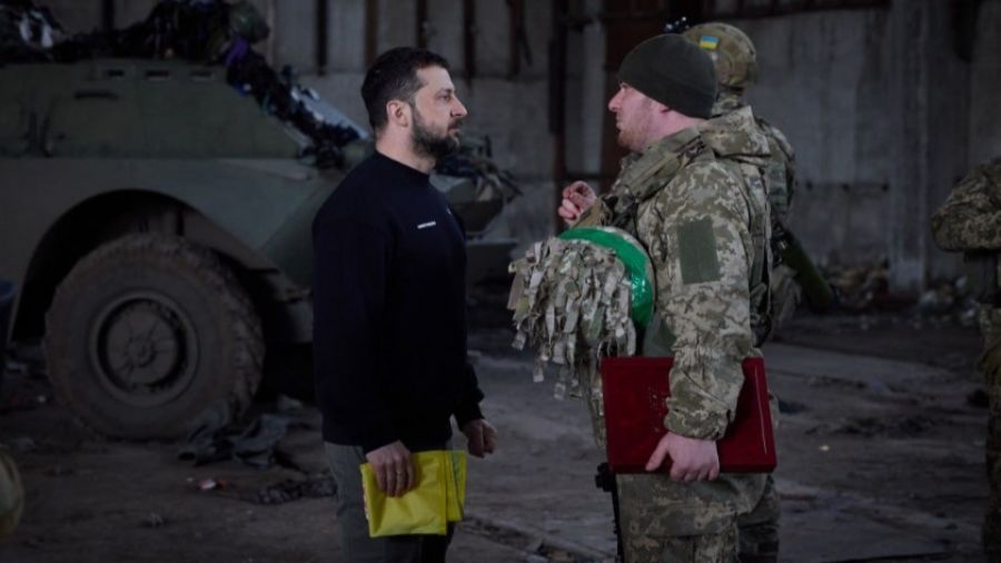 «РВ»: Зеленский приехал в безопасный район вдали от Бахмута навестить ВСУ (ВИДЕО)