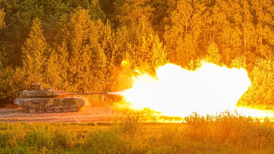 РБ показала кадры, как танк ЧВК "Вагнер" накрывает позиции ВСУ под Бахмутом