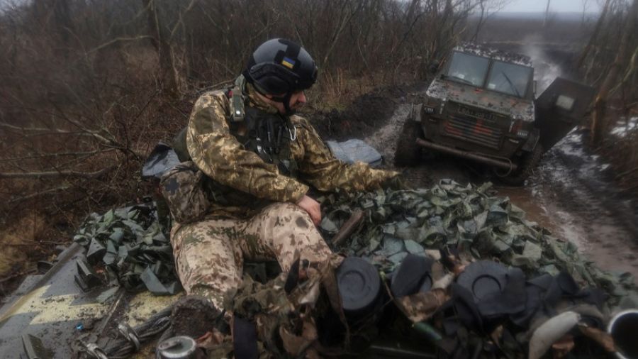 РВ: техника военнослужащих ВСУ пробирается сквозь весеннюю грязь в районе Артемовска