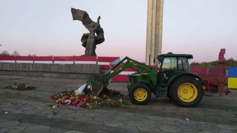 В Латвии при помощи бульдозера убрали все цветы, возложенные к памятнику Освободителям Риги 9 мая