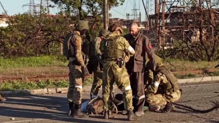 РВ: пленных бойцов «Азовцев»* и военных Украины вывозят в СИЗО автобусы фонда Ахмата Кадырова