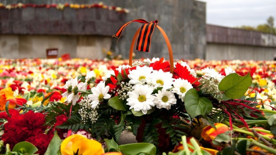 «Нам плюнули в душу»: Латвийцы вновь возлагают цветы к памятнику после того, как власти увезли их на свалку 9 мая