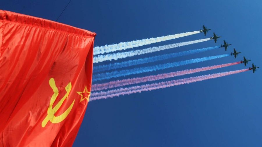В Харьковской области ветераны вышли с российскими флагами и красными Знаменами Победы