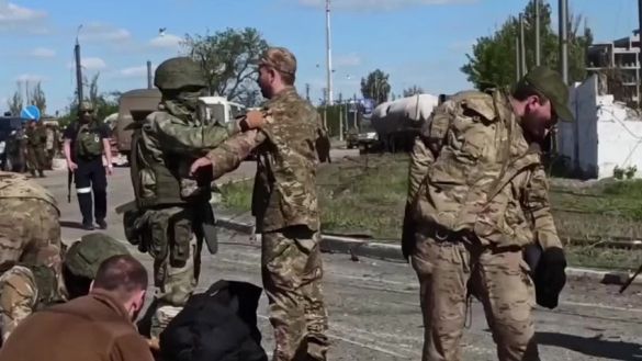 RusVesna: около 1000 боевиков батальона «Азов»* и солдат ВСУ сдались на «Азовстали»