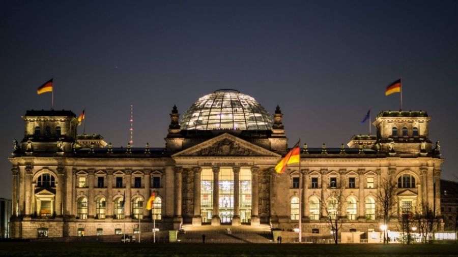 Знамя Победы установили над Рейхстагом в центре Берлина