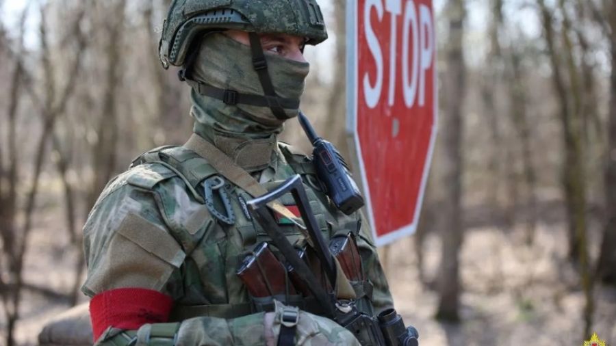 В Минобороны Белоруссии сообщили, что водитель фуры со взрывчаткой пытался напасть на военных
