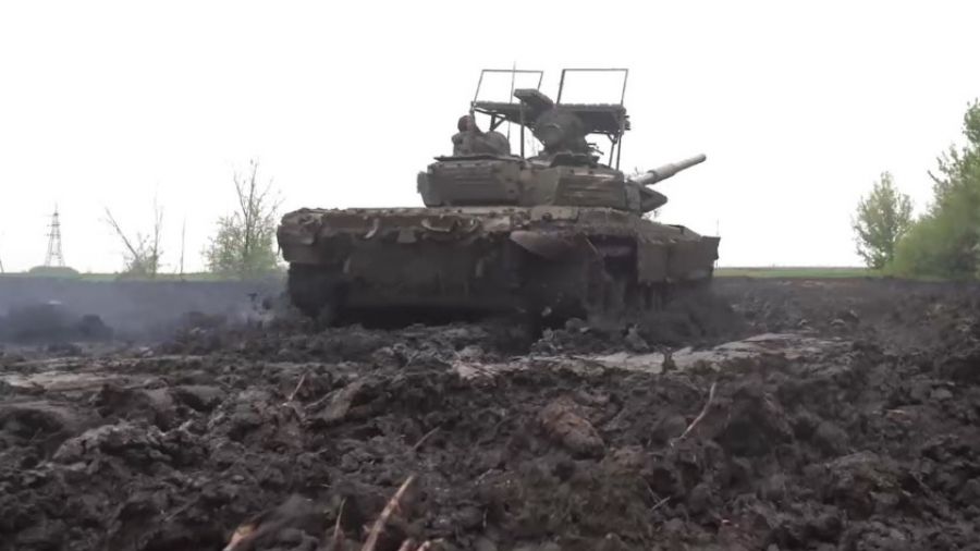 В зоне СВО замечен танк Т-72Б3 ВС РФ с динамической защитой «Контакт-1» на козырьке башни