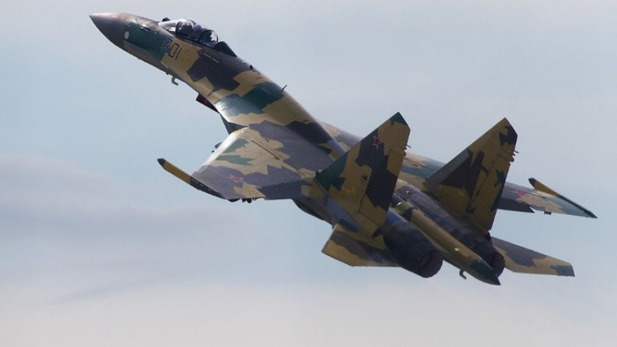 МО РФ: Су-35 прикрывают бомбардировщики, штурмовики и вертолеты в зоне спецоперации
