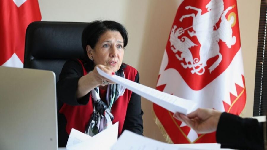 Правящая "Грузинская мечта" заявила о нежелании выпускать президента Зурабишвили из страны