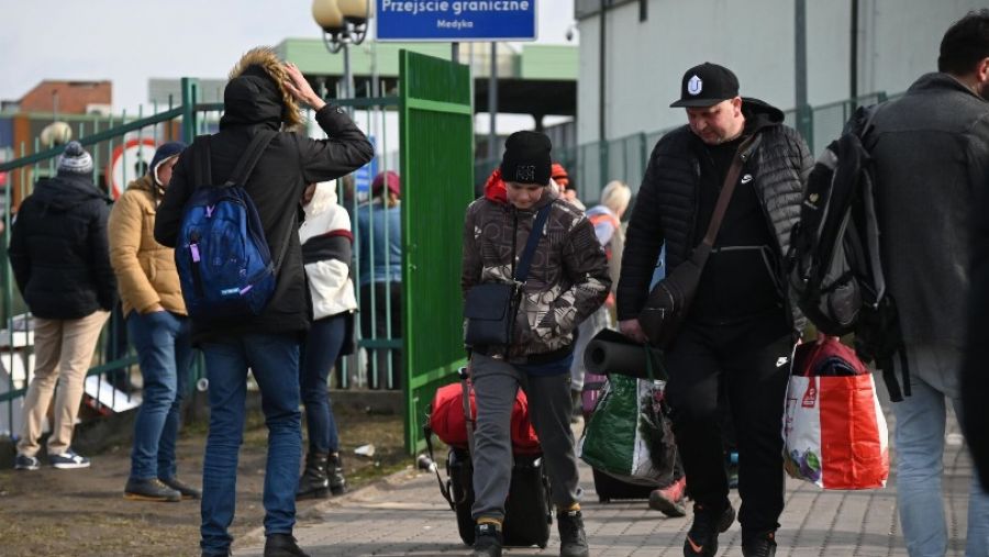 «АиФ»: Власти Польши намерены сократить численность украинских беженцев в стране