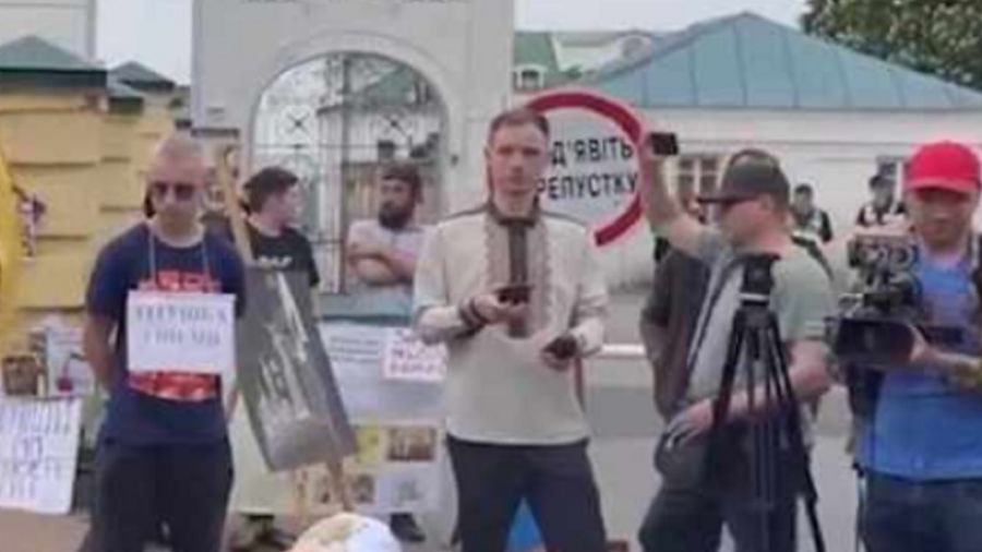 «Царьград»: Украинские раскольники устроили «перфоманс» около Киево-Печерской лавры