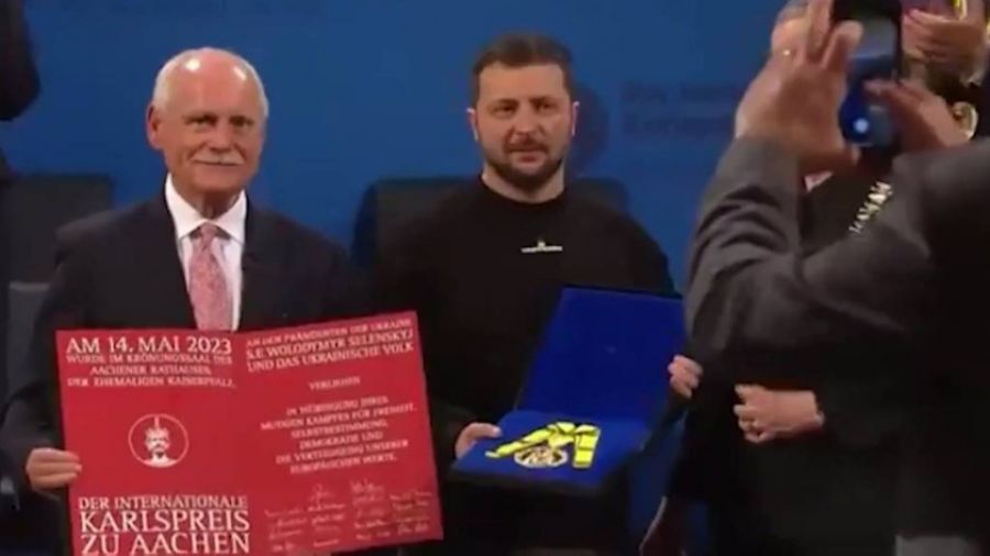 Зеленский связал падение награды на премии Карла Великого с деятельностью россиян