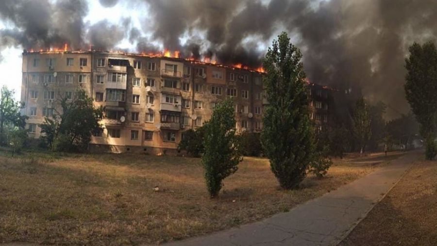 Мина ВСУ попала в пятиэтажный дом в Новой Каховке, произошел пожар