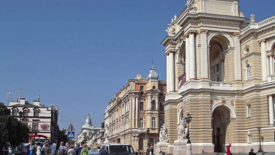 Украинцы демонтируют в Одессе памятник русскому писателю Льву Толстому