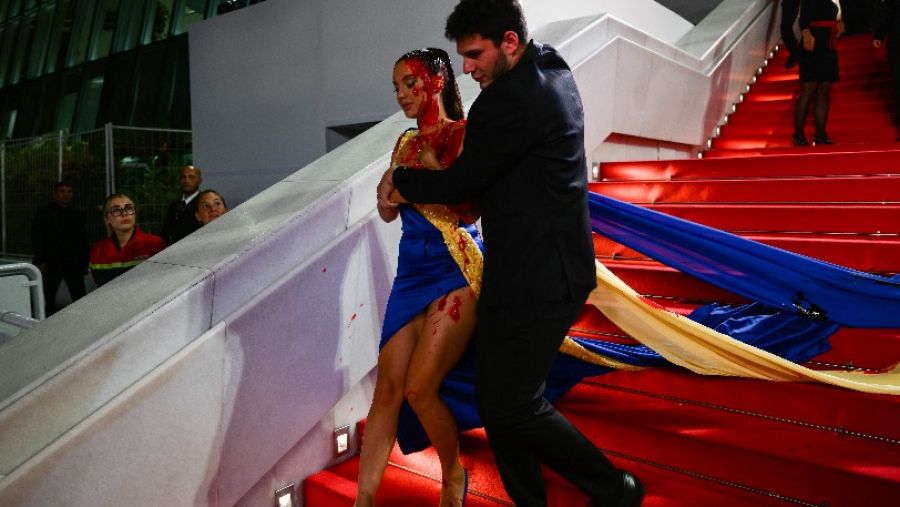Обливаются кровью и лезут под юбки: выходки украинцев на светских мероприятиях в странах Европы
