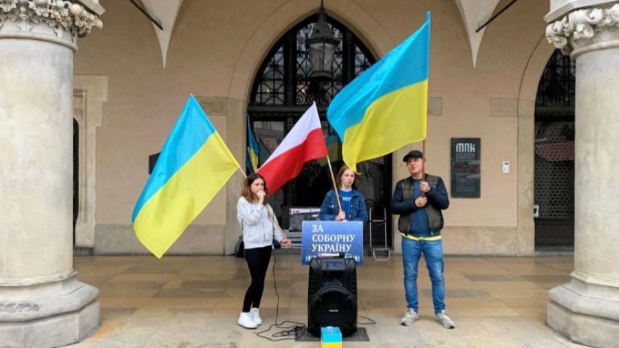 МК: Жители Кракова проинформировали, как националисты Польши прогнали украинцев с площади