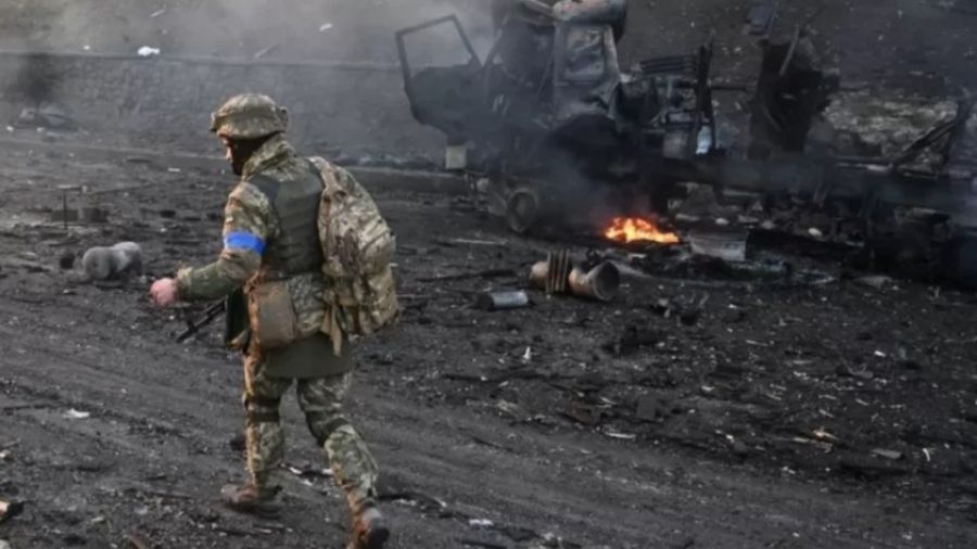 RusVesna: военный ВСУ показал участок «дороги смерти» под Бахмутом c уничтоженной техникой