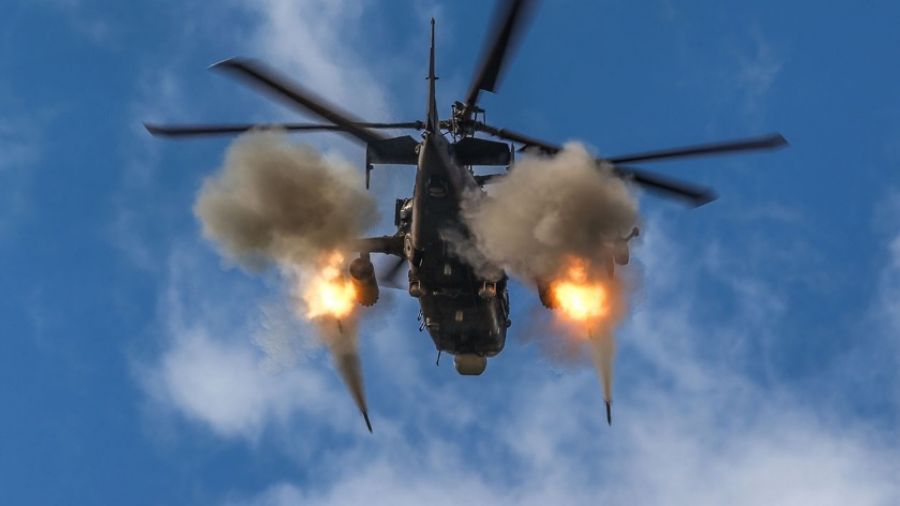 Боевые вертолеты армейской авиации "Отважных" ВС РФ обстреливают позиции ВСУ под Кременной