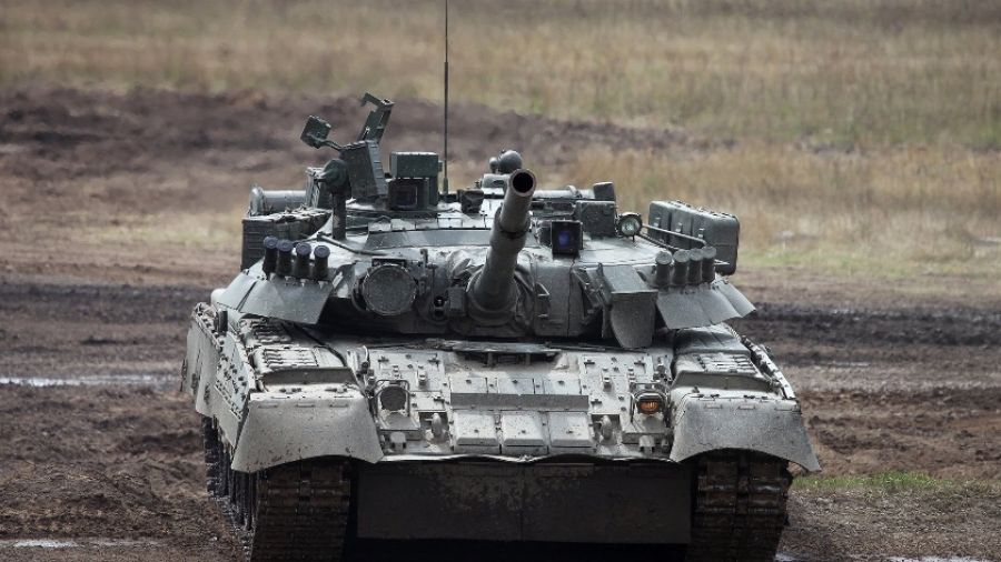 Российский танк Т-80 перенес два попадания ПТУР и разнес укрепрайон ВСУ у поселка Спорное
