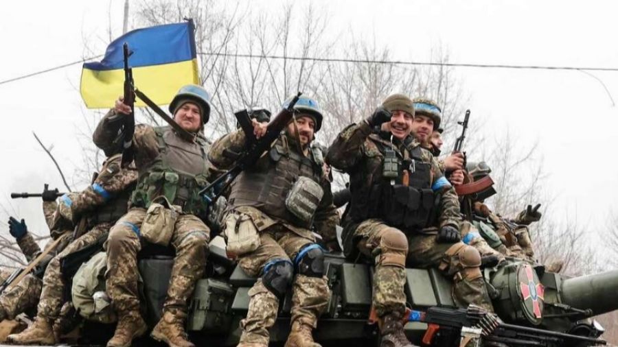 МК: Киев пытается пополнить ряды ВСУ перед контрнаступлением, раздавая повестки на улицах