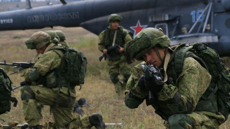 Минобороны: Участники СВО из Западного военного округа поздравили ветеранов с Днем Победы